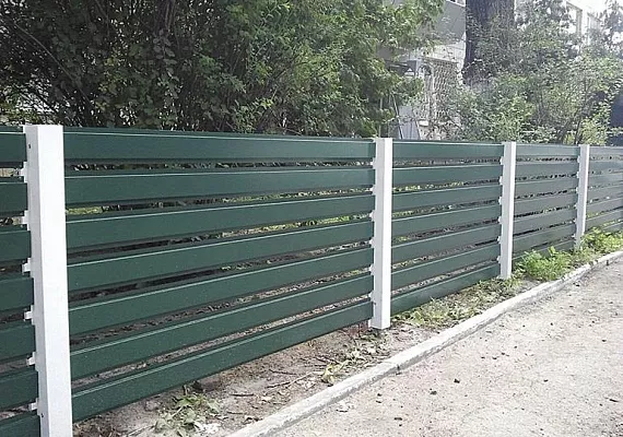 Купить Горизонтальный металлоштакетник зеленого цвета забор в Москве по цене от 1207 руб. Горизонтальный металлоштакетник зеленого цвета забор купить Москва