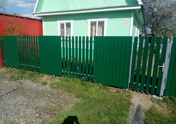 Купить Комбинированный металлоштактеник забор зеленого цвета в Москве по цене от 1660 руб. Комбинированный металлоштактеник забор зеленого цвета купить Москва